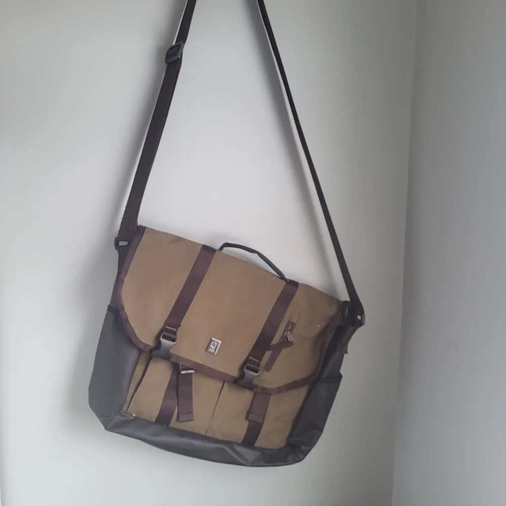 Brooklyn Industries Stylish Tan and Brown Messenger Bag